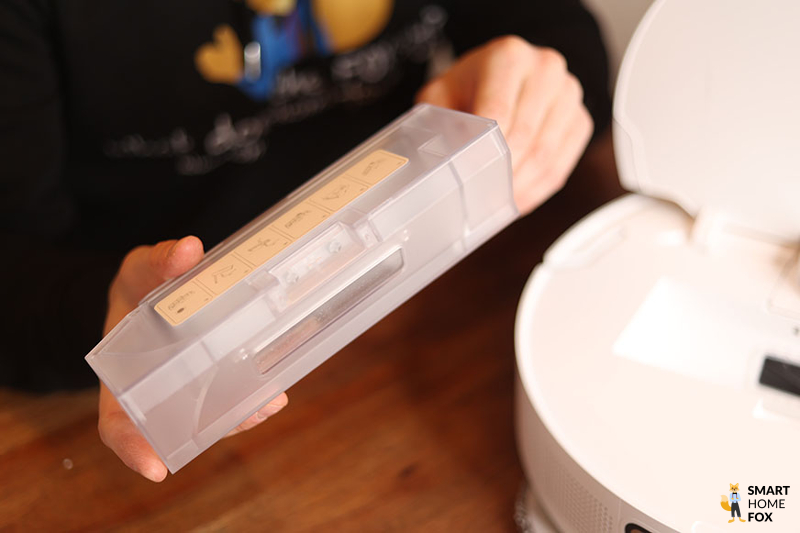 Мобильный пылесборник Dreame L10s Ultra держат в руках.